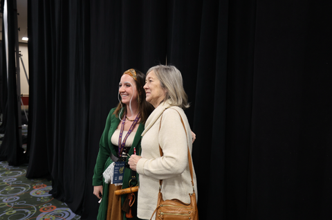 a photo of robin hobb giving writing advice to fans at Dragonsteel Nexus